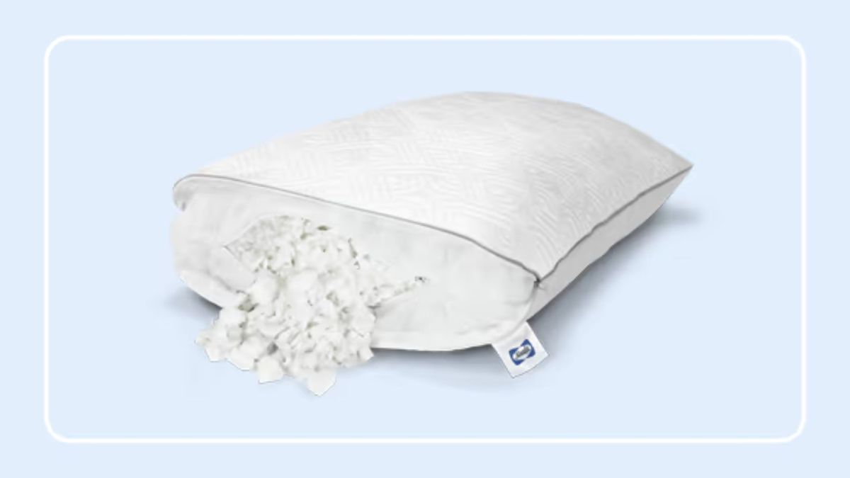 O Travesseiro Ajustável Sealy em um fundo azul claro.