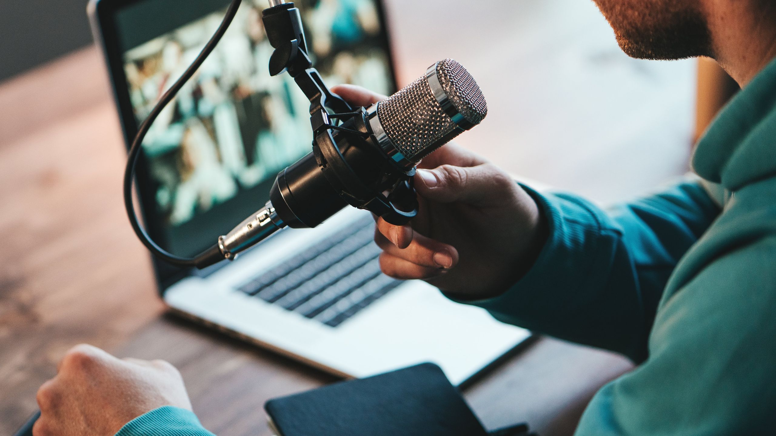 39% dos podcasts são IA. O "Podslop" me fez parar de ouvir.
