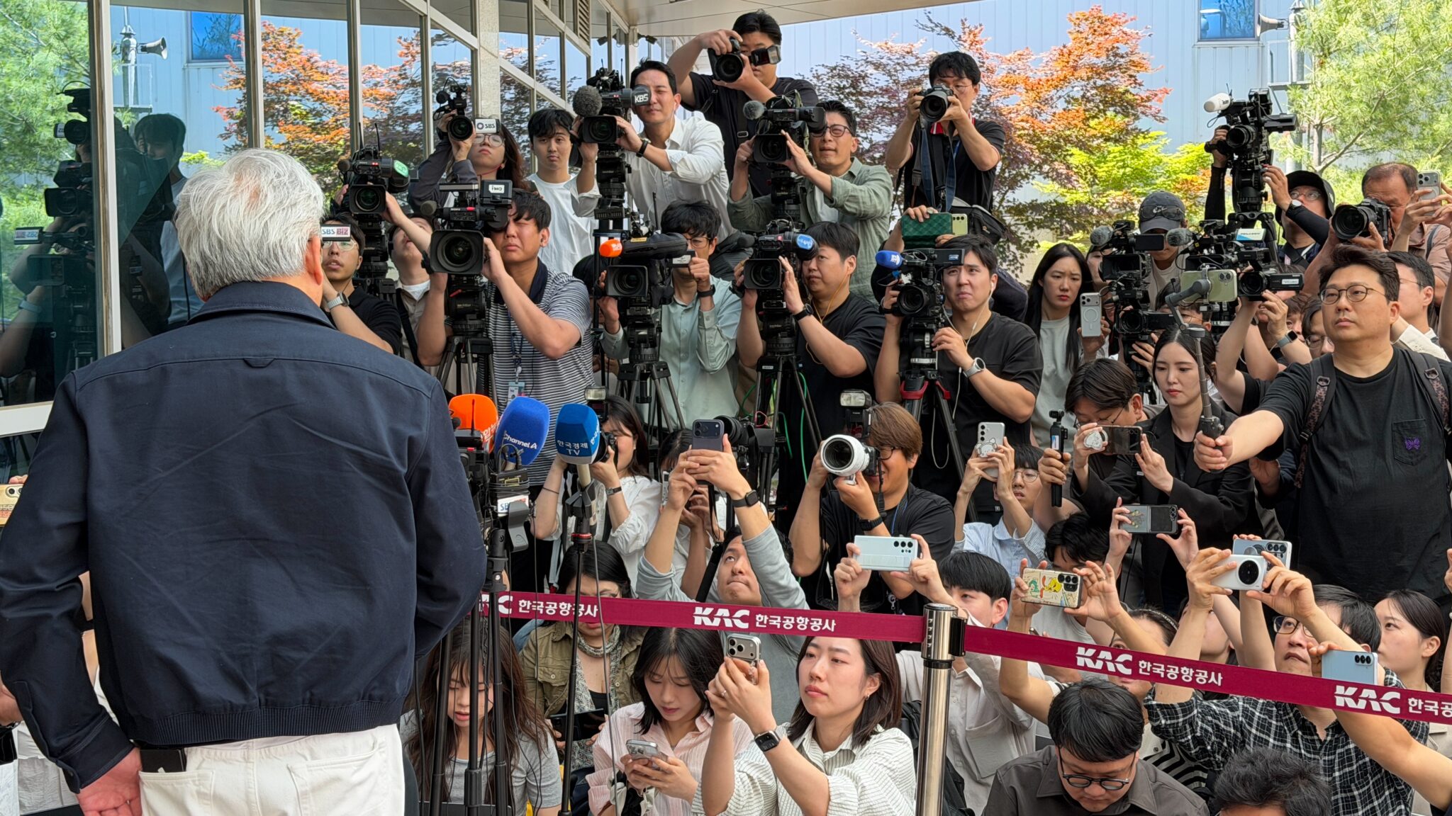 Imagem: Jensen Huang sendo recebido por fãs na Coreia do Sul