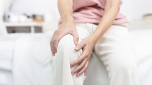 Joelhos rígidos após os 60? Fisioterapeuta revela o segredo da mobilidade.