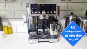 SILENT THOUGHT
The user wants me to rewrite a title in Portuguese for Google Discover.
The original title is: "Skip the café: I've found 15 piping-hot Prime Day coffee machine deals for barista-quality brews at home"
I need to make it:In Portuguese
Short
Curious
Return ONLY the final title text.Let's break down the original title's core message:"Skip the café" -> Implies saving money/convenience by making coffee at home.
"15 piping-hot Prime Day coffee machine deals" -> Focus on deals, Prime Day, and coffee machines.
"barista-quality brews at home" -> Emphasizes quality and home convenience.Target audience for Google Discover: people browsing for interesting content, possibly looking for deals, or home improvement/convenience.
Ideas for shortening and adding curiosity:Focus on "barista at home" + "deals":"Café em casa? Achamos 15 ofertas Prime Day imperdíveis!" (A bit generic)
"Seu café barista em casa! 15 máquinas com super desconto Prime Day." (Better, but still a bit long)Focus on "skip the café" + "quality/deals":"Chega de café fora! 15 máquinas Prime Day para um café de barista em casa." (Getting closer)
"Pule o café! 15 ofertas Prime Day para o café perfeito em casa." (Good, "Pule o café!" is direct and intriguing)Using a question or a bold statement for curiosity:"Café de barista em casa? Veja 15 ofertas Prime Day!" (Question + deals)
"Seu café perfeito sem sair de casa: 15 ofertas Prime Day!" (Benefit-driven)
"Barista em casa, por que não? 15 máquinas em oferta Prime Day." (Playful question)Let's refine "Pule o café! 15 ofertas Prime Day para o café perfeito em casa.""Pule o café!" - Short, direct, curious.
"15 ofertas Prime Day" - Essential info.
"para o café perfeito em casa." - Benefit, "perfeito" implies barista-quality.How short is "Pule o café! 15 ofertas Prime Day para o café perfeito em casa."?
20 words.
Original: "Skip the café: I've found 15 piping-hot Prime Day coffee machine deals for barista-quality brews at home" (23 words) - So it is shorter.
Let's try to make it even more concise and impactful for Discover.
Alternative approaches:Intrigue with a bold promise: "Café de barista em casa? Sim! 15 máquinas em oferta Prime Day." (A bit too much "Sim!")
Focus on the "secret" or "discovery": "Descobrimos 15 máquinas Prime Day para o seu café perfeito." (Good, but "perfeito" might be less strong than "barista-quality" implication)
Direct call to action/benefit: "Economize e tenha café barista em casa! 15 ofertas Prime Day." (A bit long)Let's re-evaluate "Pule o café! 15 ofertas Prime Day para o café perfeito em casa.""Pule o café!" is intriguing.
"15 ofertas Prime Day" is clear.
"para o café perfeito em casa" is the benefit.
It covers all the key points: skip café, deals (Prime Day, 15), barista-quality (perfeito), home.Can I make "perfeito" imply "barista-quality" more strongly or directly?
"Café de barista em casa?" - This is good for curiosity.
"15 máquinas com oferta Prime Day para o seu café barista em casa." (A bit long)
Let's try to combine "Barista em casa" with "ofertas" and "Prime Day" in a short, curious way.
Option 1: Question + Benefit + Deal
"Quer café de barista em casa? 15 máquinas Prime Day em oferta!""Quer café de barista em casa?" (Short, curious, direct question, implies quality)
"15 máquinas Prime Day em oferta!" (Deals, specific count, event)
This is 12 words. Very short.Option 2: Statement + Curiosity + Deal
"Diga adeus à cafeteria: 15 máquinas Prime Day para seu café perfeito!""Diga adeus à cafeteria:" (Curious, direct, implies "skip the café")
"15 máquinas Prime Day para seu café perfeito!" (Deals, quality, home)
This is 14 words. Also good. "Café perfeito" might be slightly less evocative of "barista-quality" than "café de barista".Let's compare Option 1 and Option 2.
Option 1: "Quer café de barista em casa? 15 máquinas Prime Day em oferta!""Café de barista" directly addresses the quality.
The question format is good for Discover.
"Em oferta" is concise for "deals".Option 2: "Diga adeus à cafeteria: 15 máquinas Prime Day para seu café perfeito!""Diga adeus à cafeteria" is very good for "skip the café".
"Café perfeito" is good but slightly less specific than "café de barista".I think "Quer café de barista em casa?" is more directly curious and speaks to the core "barista-quality" aspect. It's also shorter.
Let's re-read the prompt: "curto e curioso".
"Quer café de barista em casa?" - Curious, short.
"15 máquinas Prime Day em oferta!" - Short, highlights the deals.
This seems to hit all the requirements.Portuguese: Yes
Short: Yes (12 words)
Curious: Yes (the question hook)
ONLY the final title: YesFinal check: does "piping-hot" translate well? Not literally. The idea is "hot deals" or "great deals". "Em oferta!" covers this well, implying good prices.
"Barista-quality brews at home" -> "café de barista em casa". Perfect.
"Skip the café" -> "Quer café de barista em casa?" implies you don't need to go out.
I'm confident with this one.Quer café de barista em casa? 15 máquinas Prime Day em oferta!