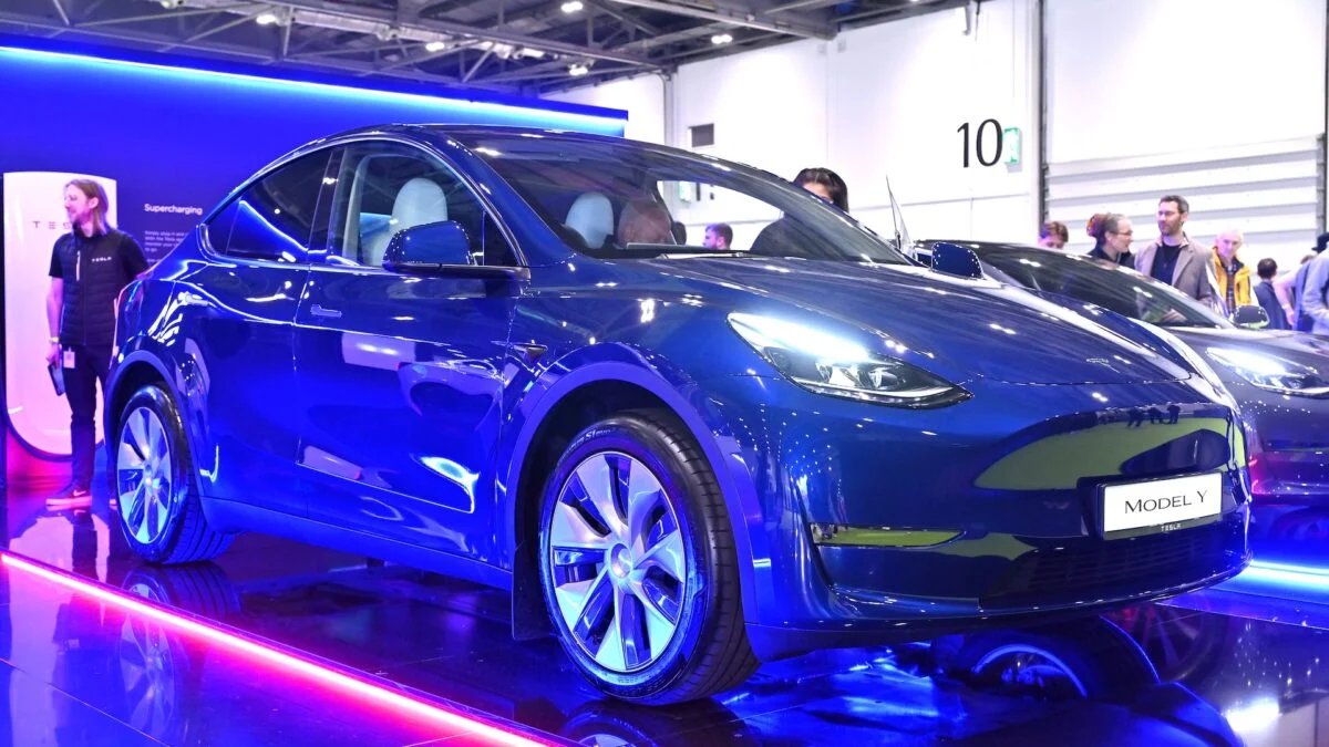 Tesla: Faróis 'cegantes' geram recall de 20 mil carros (e eles já sabiam!)