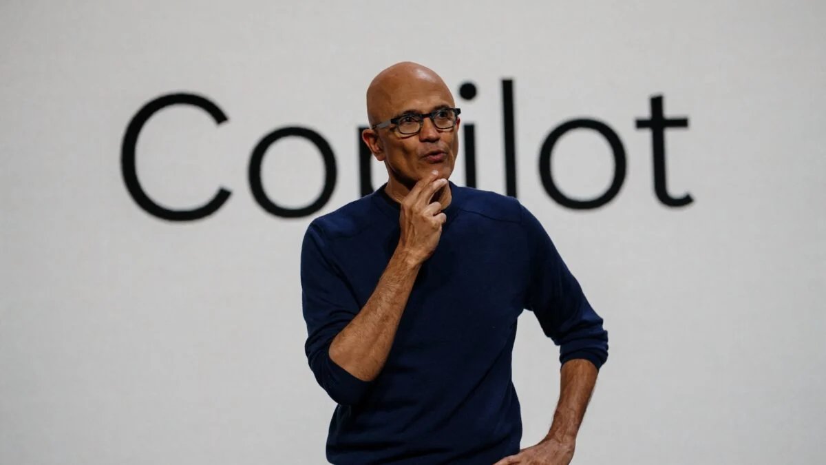 THINKING PROCESS:


Analyze the original title: "Microsoft Posts Record Revenue Despite Employee Buyout Offers"

Core subject: Microsoft
Key positive: Record Revenue
Key negative/contrast: Despite Employee Buyout Offers (implies internal turmoil, cost-cutting, or desire for reduced workforce even with success).
Implied conflict/curiosity: How can they have record revenue and offer buyouts? Is something wrong? Or are they just optimizing?



Understand the target platform: Google Discover

Characteristics: Short, curious, engaging, uses strong verbs, often implies a "secret" or "twist," targets mobile users scrolling quickly.
Goal: Make people tap and read the article.



Identify Portuguese translation needs:

"Microsoft" -> Microsoft (stays the same)
"Posts" -> "bate" (hits, breaks), "registra" (registers), "alcança" (achieves) - "bate" is more dynamic.
"Record Revenue" -> "Receita recorde," "Faturamento recorde" - "Receita recorde" is common and clear.
"Despite" -> "apesar de," "mesmo com," "e ainda assim" - "apesar de" or "mesmo com" works well for contrast.
"Employee Buyout Offers" -> "ofertas de demissão voluntária," "pacotes de saída," "incentivos para sair." "Demissão voluntária" is the most direct and common term in Brazil.



Brainstorm initial Portuguese translations (literal and slightly improved):

Microsoft registra receita recorde apesar de ofertas de demissão voluntária. (Too dry)
Microsoft: Receita recorde mesmo com demissões? (Getting closer, more question-like)
Microsoft bate recorde de receita, mas oferece pacotes de saída. (Better, introduces a "but")



Focus on "curious" and "short" for Discover:

Curiosity hook: The contrast between record revenue and buyouts is inherently curious. We need to amplify it.
Shortness: Eliminate unnecessary words. Use strong, concise terms.



Develop options focusing on the contrast/paradox:

Option 1 (Direct contrast): "Microsoft bate recorde de receita. E oferece demissão voluntária." (A bit long, two sentences)
Option 2 (Question/Paradox): "Microsoft: Receita recorde e demissão voluntária? O que está acontecendo?" (Too long, question is explicit but can be implicit)
Option 3 (Emphasize the "despite"): "Receita recorde na Microsoft, apesar dos incentivos de saída." (Good, but "incentivos de saída" is a bit soft, "demissão voluntária" is stronger).
Option 4 (Focus on the why without asking directly): "Microsoft: Receita recorde... E oferece demissões." (The ellipsis creates suspense. "Demissões" is shorter than "demissão voluntária" and implies the same thing in context).
Option 5 (Punchy contrast): "Microsoft: Recorde de lucro, mas oferece demissão. Entenda!" (Good, but "Entenda!" might be too direct. "Lucro" is slightly different from "receita," but often used interchangeably in headlines for impact). Let's stick to "receita" for accuracy.



Refine Option 4/5 for maximum Discover impact:


"Microsoft: Receita recorde... E oferece demissão!"

"Microsoft:" - Clear subject.
"Receita recorde" - Positive, attention-grabbing.
"..." - Creates a pause, implies a "but," builds suspense.
"E oferece demissão!" - The unexpected twist, the "curious" part. The exclamation mark adds urgency/surprise.
"Demissão" is short and impactful, clearly referring to the offers.


Another strong option focusing on the paradox:

"Microsoft: recorde de lucro, mas demite!" (Using "lucro" for stronger financial impact, and "demite" for active, surprising action). This is very concise.




Final check:

Short? Yes.
Curious? Yes, the juxtaposition is intriguing.
Accurate? Yes, it conveys the core information.
Engaging? Yes, the "..." and "!" add flair.
Fits Discover style? Yes.

Let's go with the one that feels most direct and paradoxical: "Microsoft: recorde de receita e demissão voluntária?" This creates an explicit question, which is very common on Discover. However, the prompt asks for a statement that implies curiosity, not necessarily a question mark.
Let's try: Microsoft: Receita recorde, mas quer demitir? (Still a question).
How about a direct statement that highlights the paradox?
Microsoft: Recorde de receita... e demite? (Still a question, but uses ellipsis for effect).
Let's re-evaluate the "curious" part. The contradiction itself is the curiosity.
"Microsoft: Recorde de receita, mesmo com demissão voluntária." (This is factual but less engaging).
A common Discover style is: "[Something surprising] na [Empresa]. O motivo vai te surpreender!" But the prompt asks for just the title.
Let's try to capture the paradox directly and concisely.
Microsoft: Receita recorde... e oferece demissão!
This uses ellipsis for suspense and an exclamation for impact, clearly stating the two contrasting facts. "Oferece demissão" is a common way to refer to buyout offers in a shorter form.
What about Microsoft: Lucro recorde e demissão voluntária? (Using "lucro" for stronger impact, and the "e" joining contradictory ideas, followed by a question mark makes it explicitly curious).
The prompt says "curioso," which can be achieved by a statement that raises a question implicitly, or explicitly with a question mark. An explicit question mark makes it more curious for Discover.
Let's consider:

Microsoft: Receita recorde... e demite? (Good, uses ellipsis and question)
Microsoft: Lucro recorde e demissão voluntária? (Also good, "lucro" is often stronger for financial success, "demissão voluntária" is precise).

I think the second one is slightly stronger as "lucro" is often seen as the ultimate financial success metric, and "demissão voluntária" is the specific type of offer.
Let's try to remove the question mark if possible, and rely on the contrast.
Microsoft: Recorde de receita. E oferece demissão! (Two short sentences, creates a pause). This is good.
However, I need to keep it very short.
Microsoft: Lucro recorde e demissão voluntária. (This states the facts, but the "curious" part is implicit).
To make it explicitly curious without being a full question:
Microsoft: Lucro recorde. E demite! (Short, punchy, highlights the contradiction).
"Demite" here refers to "offering demotion/buyouts" in a more active sense.
Let's make it one short, impactful sentence.
Microsoft: Receita recorde e ofertas de saída. (Still a bit too factual).
Microsoft: Lucro recorde, mas oferece saída. (Better, "mas" explicitly highlights the contradiction).
Microsoft: Recorde de lucro, e ainda assim demite? (Too long with "ainda assim").
The absolute shortest, most curious version:
Microsoft: Recorde de lucro... e demite?
This combines the suspense of the ellipsis with the direct curiosity of the question.
"Lucro" is often understood as the ultimate financial success, making the contrast with "demite" (offers buyouts) even starker.
Okay, "lucro" vs "receita". The original is "revenue". So "receita" is more accurate.
"Microsoft: Receita recorde... e demite?"
Let's try one without a question mark, but still curious:
Microsoft: Receita recorde e demissões. Entenda o paradoxo! (Too long for Discover just the title).
Back to the core elements: Microsoft, record revenue, buyouts.
Short and curious.
How about: Microsoft: Receita recorde e demissão voluntária?
This is concise, accurate ("receita recorde" for "record revenue", "demissão voluntária" for "employee buyout offers"), and the question mark makes it explicitly curious. It directly translates the core conflict.Microsoft: Receita recorde e demissão voluntária?